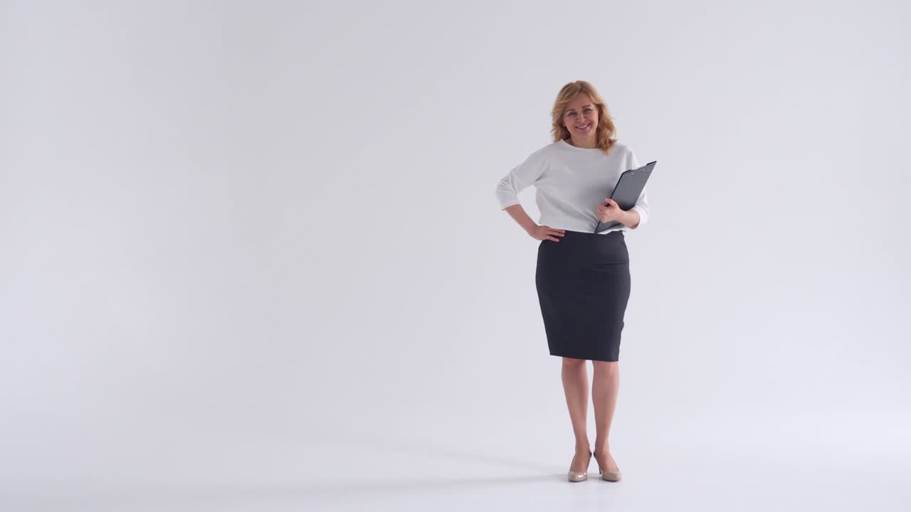 Forretningskvinde stående med mapper