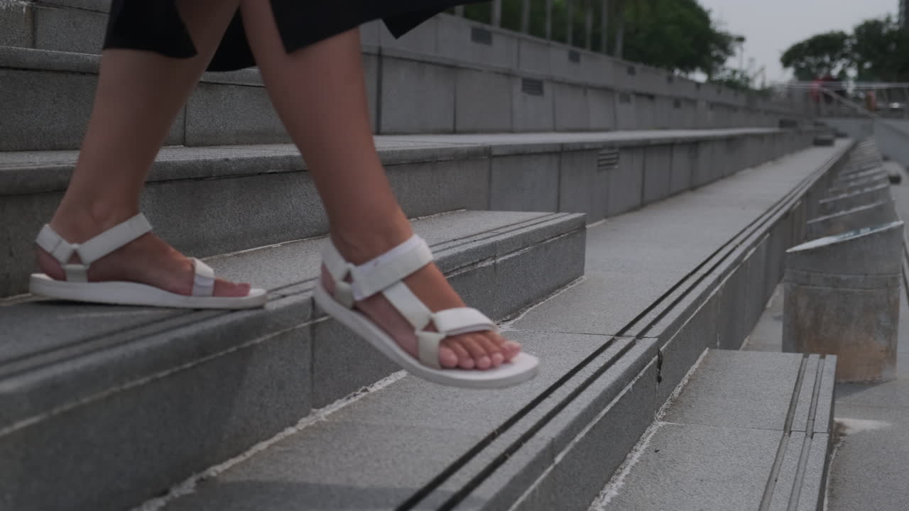 mujer subiendo escaleras en la ciudad