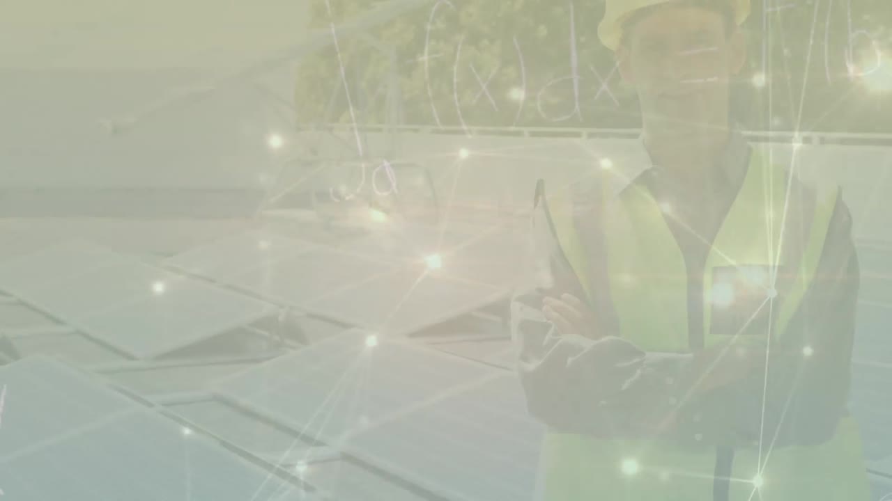 animación de la red de conexiones sobre trabajador masculino caucásico y paneles solares