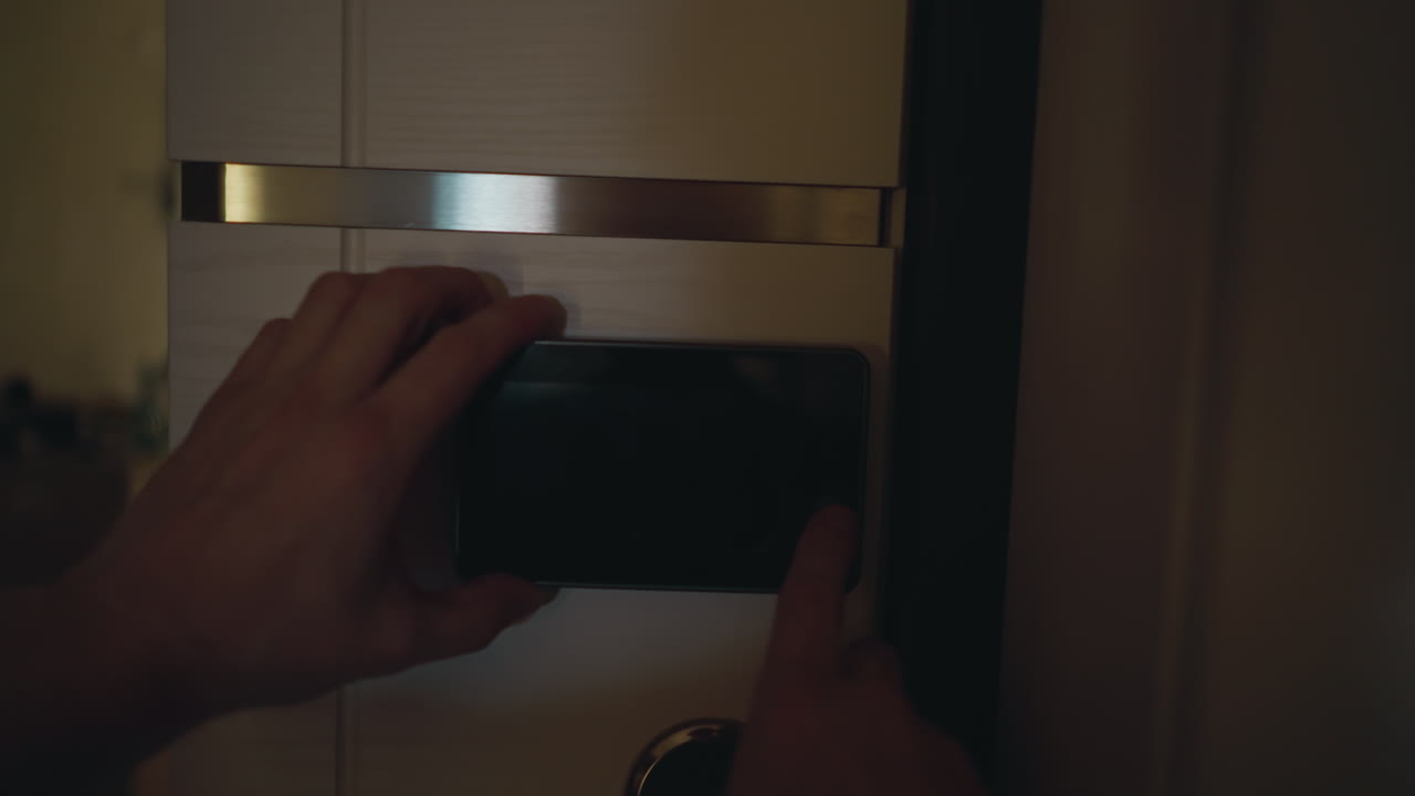 pov de una persona que usa un agujero digital para comprobar afuera antes de abrir la puerta principal, disparado de mano con poca luz