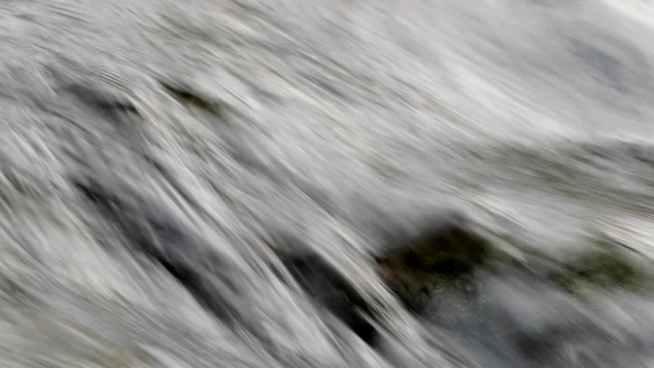 flujo de agua en el río por la tarde de cerca