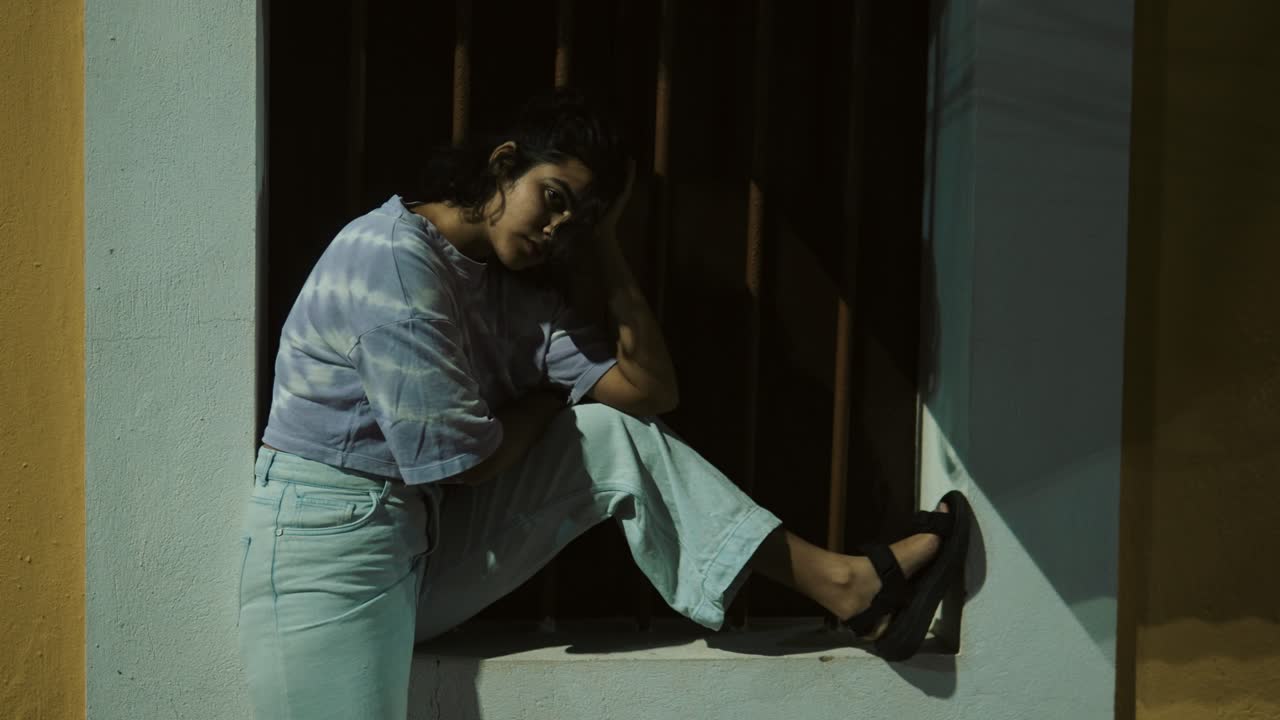 밤 에 문 앞 에 혼자 앉아 있는 여자