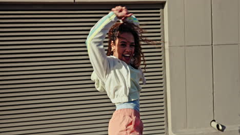 feliz, mujer y bailando en la calle con la cadera