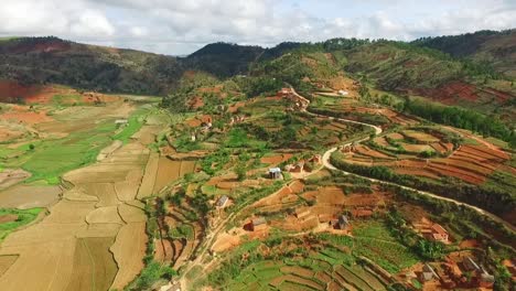 Clip-De-Paisaje-Aéreo-De-Los-Arrozales-Verdes-Y-Arrozales-Frente-A-Las-Montañas-En-Madagcar