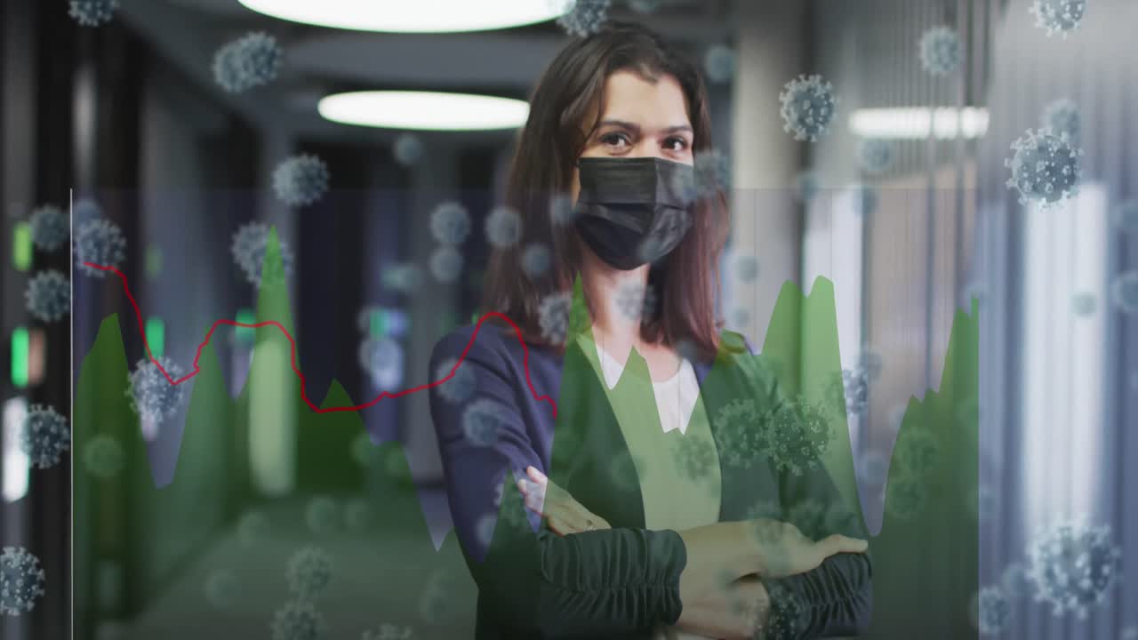 animación de células de covid-19 y datos sobre mujer caucásica con máscara facial