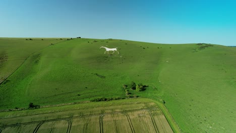 Wiltshire-Histórico-Caballo-Blanco-Icónico-Figura-De-Tiza-Punto-De-Referencia-Vista-Aérea-Aumento-Vista-Lejana