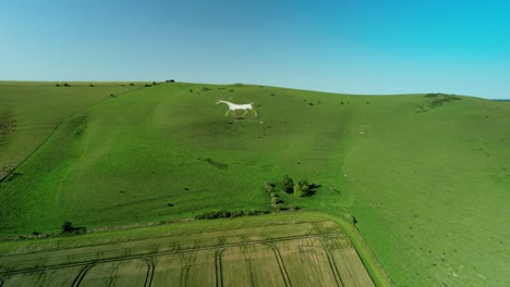 wiltshire histórico caballo blanco icónico figura de tiza punto de referencia vista aérea aumento vista lejana