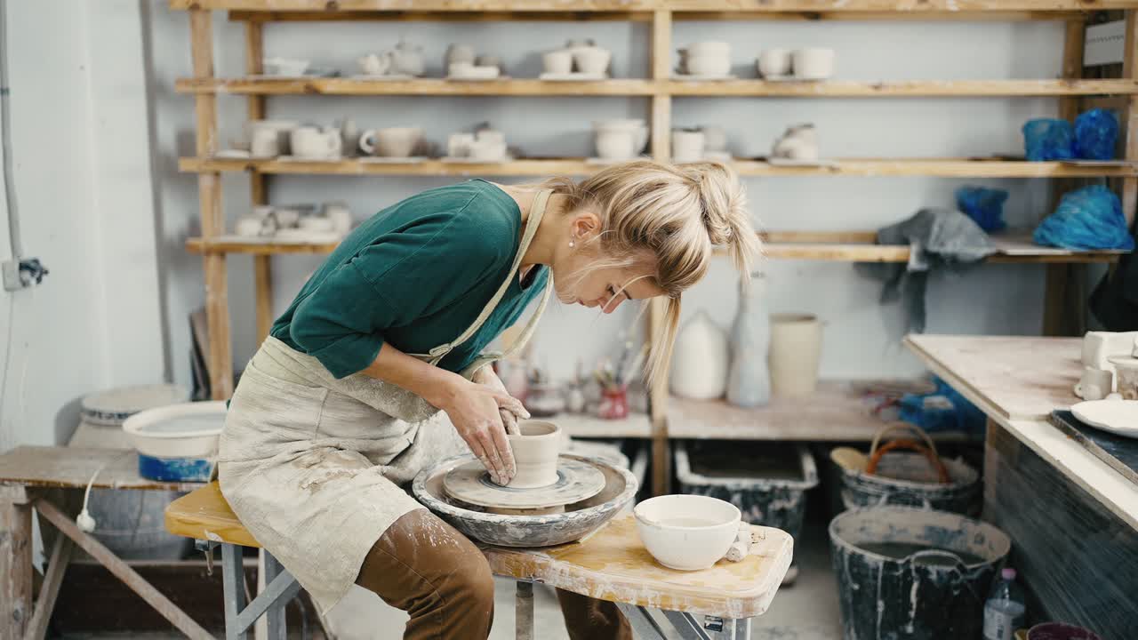 여성 도자기가 도자기 바에 세라 비를 만드는 추적, 느린 동작