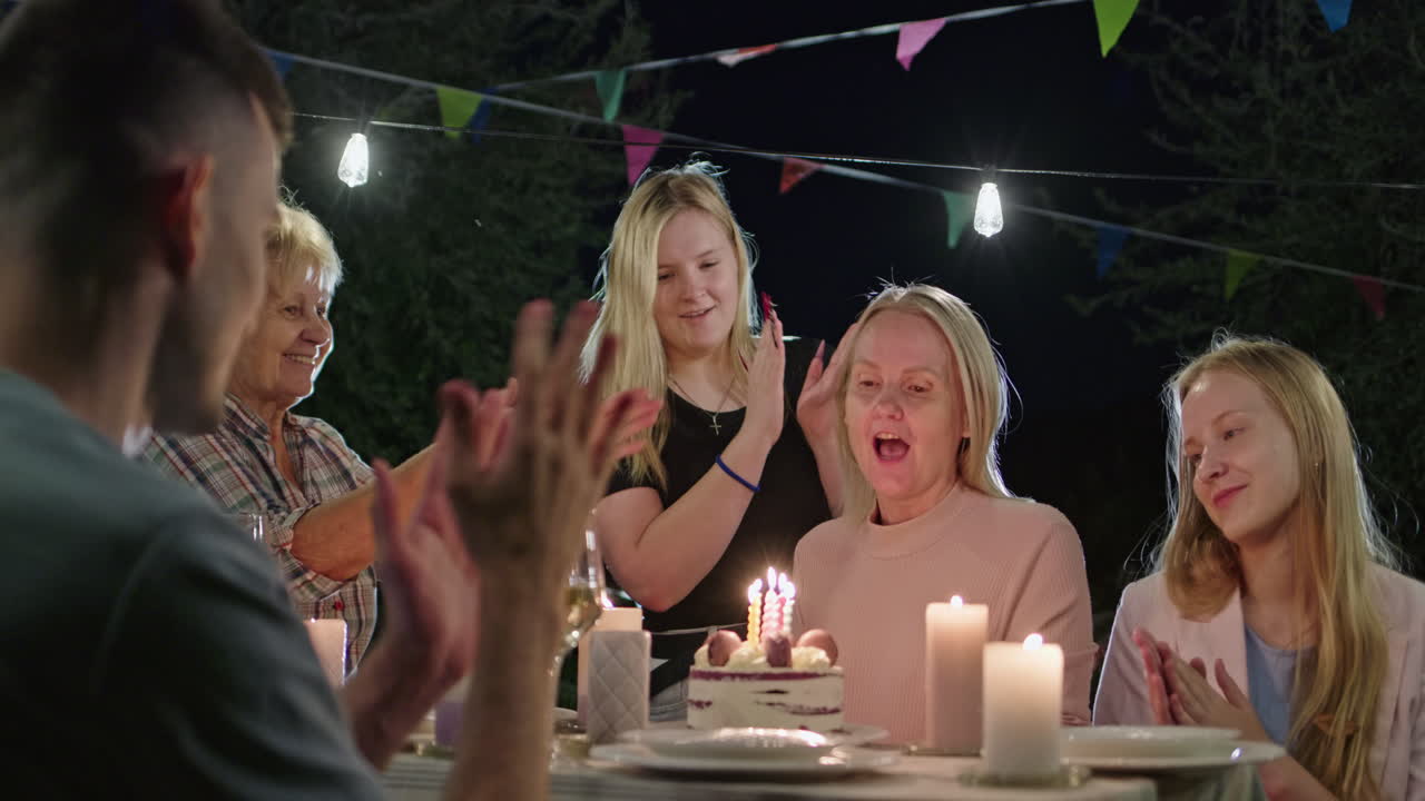 생일을 축하하는 가족