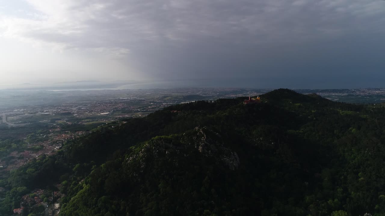 imágenes de drones portugal europa país palacio turístico pena viejo castillo mansión histórica residencia en la región de sintra con montañas montañosas parque verde natural