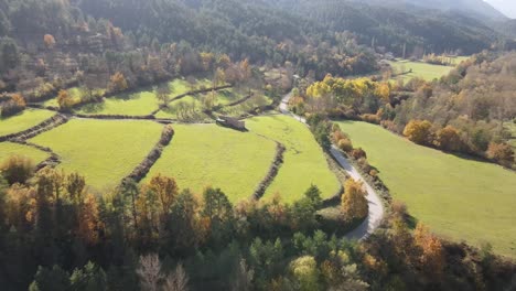 Luftaufnahmen-Der-Berge-In-Den-Spanischen-Pyrenäen-Im-Herbst