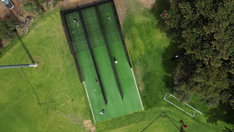 Estructura-Al-Aire-Libre-De-Entrenamiento-De-Críquet-Con-Jugadores-De-Críquet-Practicando-En-El-Parque-De-La-Ciudad-De-Perth