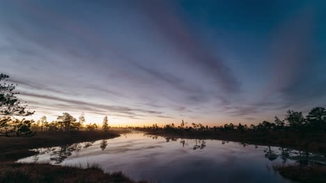 Anochecer-Hasta-El-Amanecer-Timelapse-Con-Niebla-En-El-Pantano