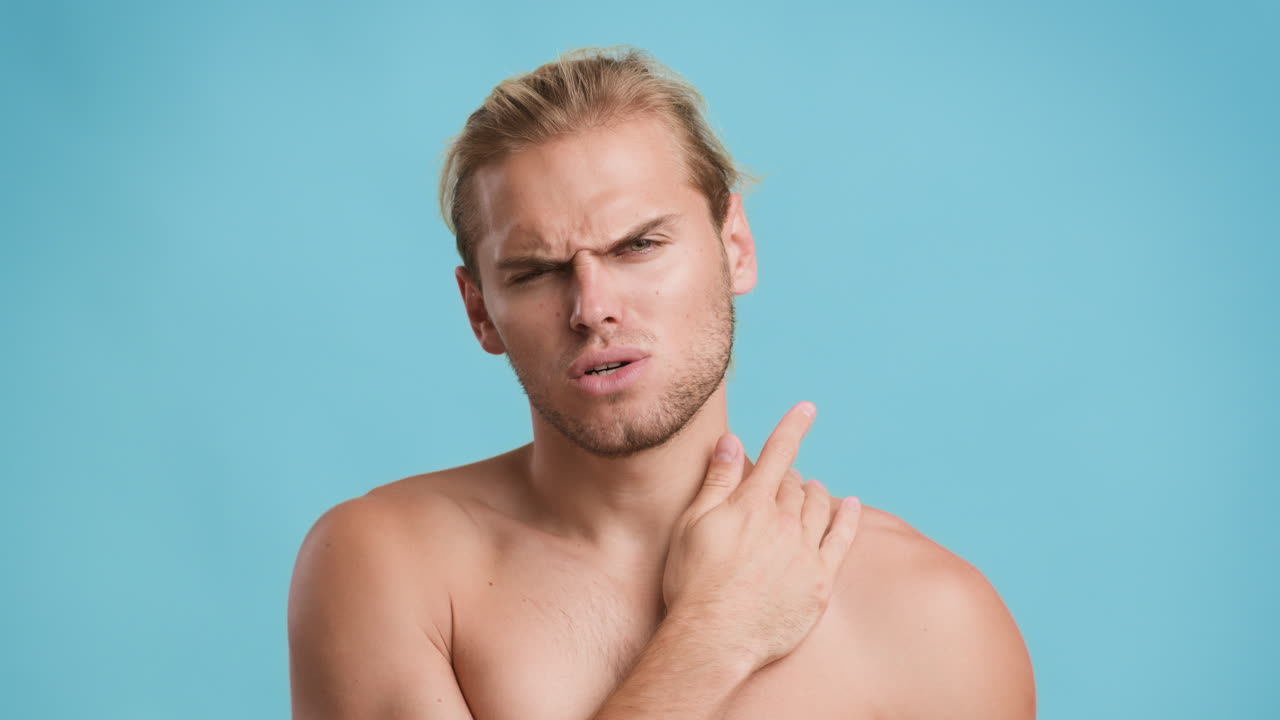 어깨 통증이 있는 남자