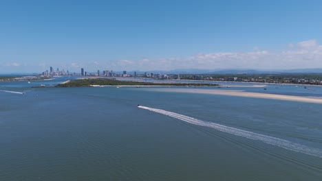 vista aérea de un barco cerca de las islas costeras