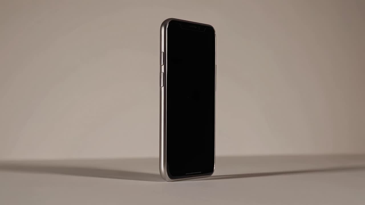 Minimalistisk videokoncept af en smartphone, der står oprejst. Optaget fra en lav engel, der fremhæver et elegant udseende