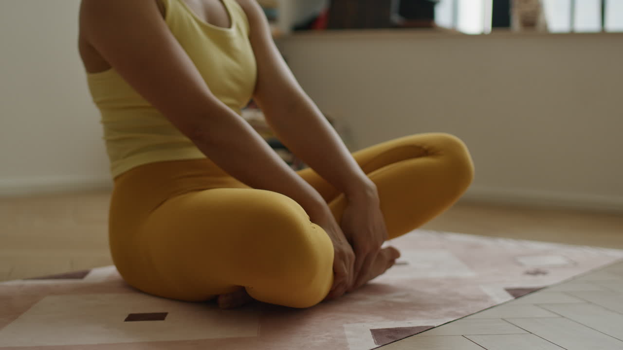 mujer meditando en postura de yoga