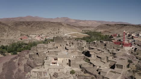 vista aérea de un pequeño pueblo alrededor de taliouine, en el sur de marruecos