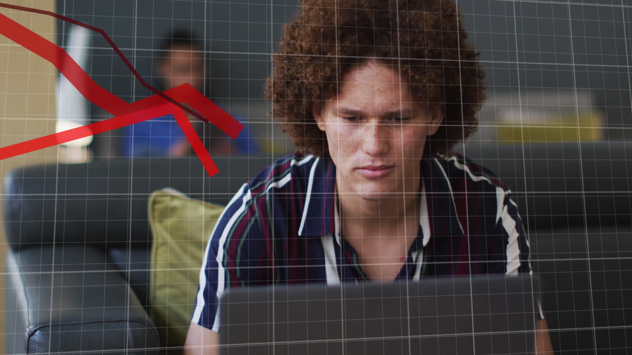 animación del procesamiento de datos sobre un hombre de negocios caucásico que usa una computadora portátil