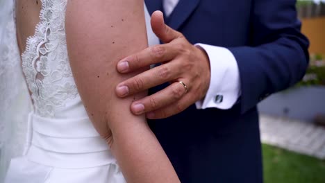 Tiro-De-Seguimiento-Mano-Del-Novio-Tocando-El-Brazo-De-La-Novia-Con-Amor,-Concepto-De-Ceremonia-De-Boda