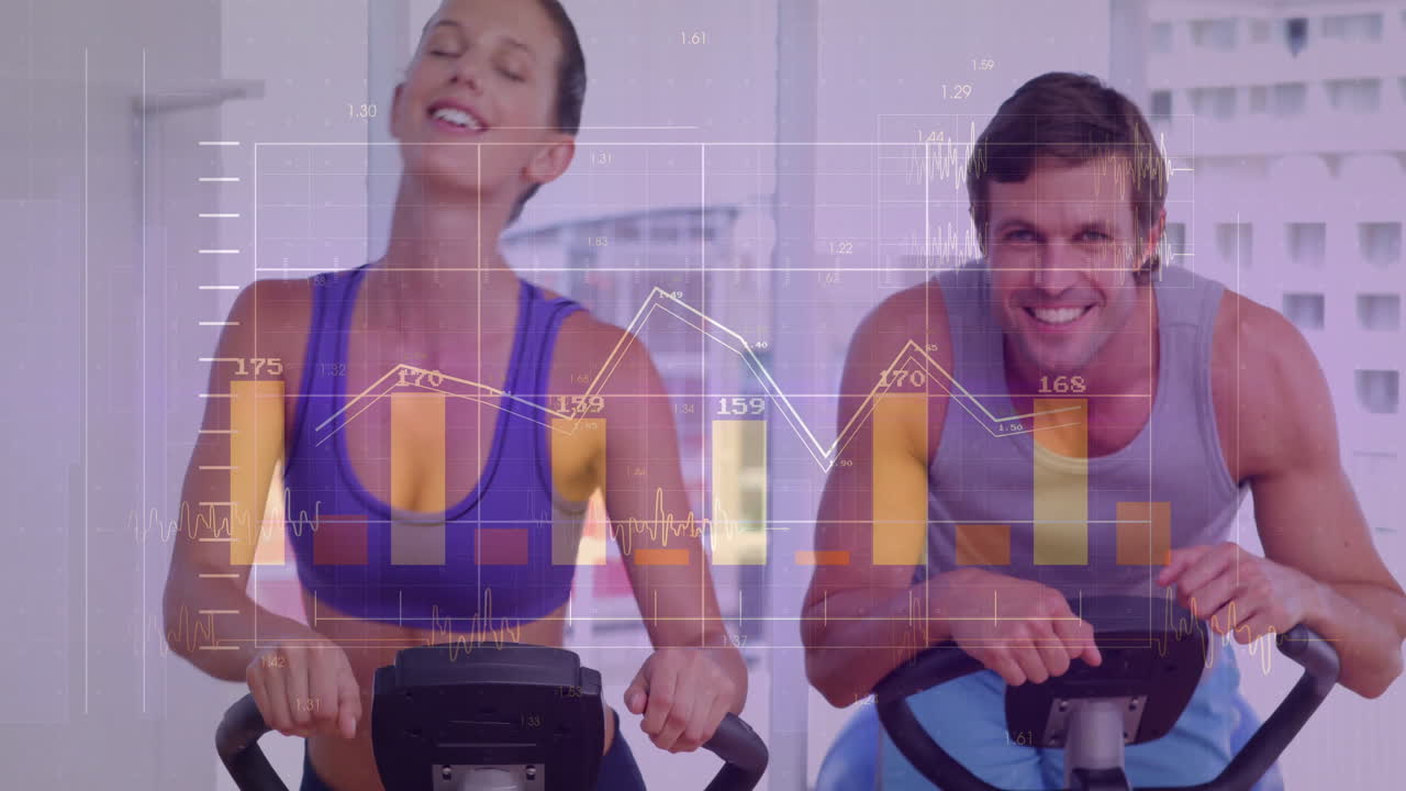 animación del procesamiento de datos financieros sobre personas caucásicas haciendo ejercicio en el gimnasio.