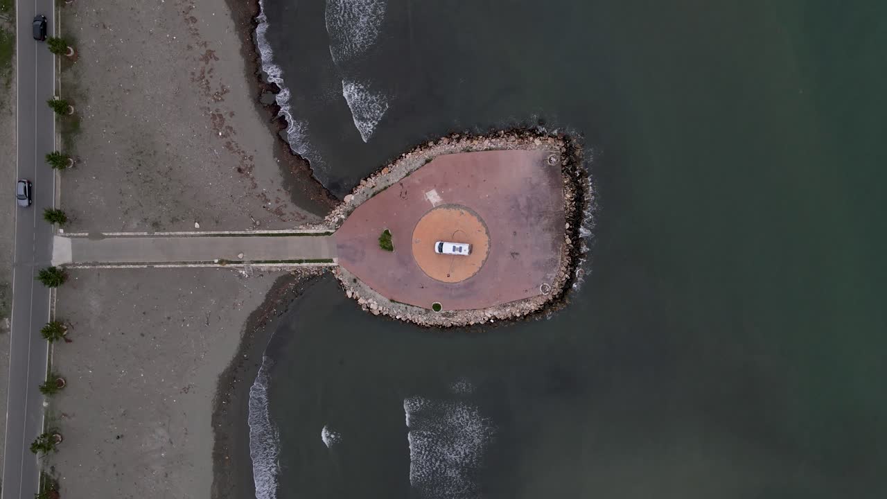 방파제에 주차된 캠핑카 바로 위