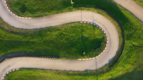 Curvas-De-Pista-De-Karts-En-Vista-Aérea-Ascendente-Durante-La-Hora-Dorada