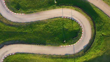 curvas de la pista de go-kart en vista aérea ascendente durante la hora dorada