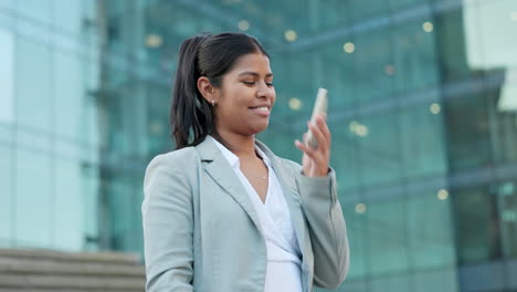 Businesswoman-talking,-chatting-on-a-phone-call