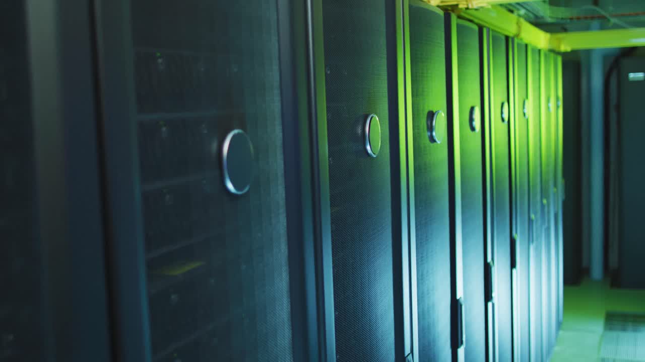 vista de los servidores de computadora en la sala de servidores de negocios