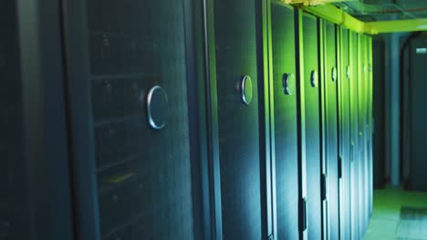 vista de los servidores de computadora en la sala de servidores de negocios