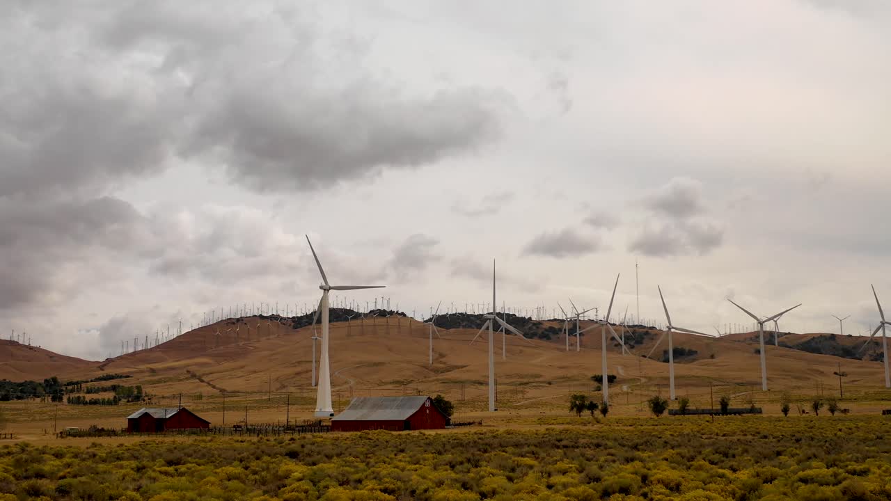 들판의 풍력 터빈