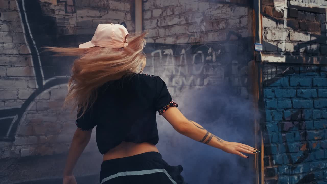 Ragazza che balla nel fumo.