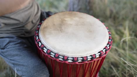 el baterista toca un solo tambor