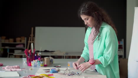 une couturière qui choisit la couleur du fil.