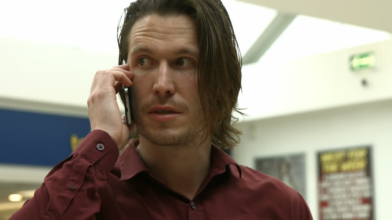 멋진 남자가 스마트폰을 사용하고 있다