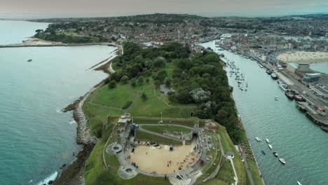 luftaufnahme von nothe fort, weymouths historischer seefestung an der juraküste – drohnenaufnahme