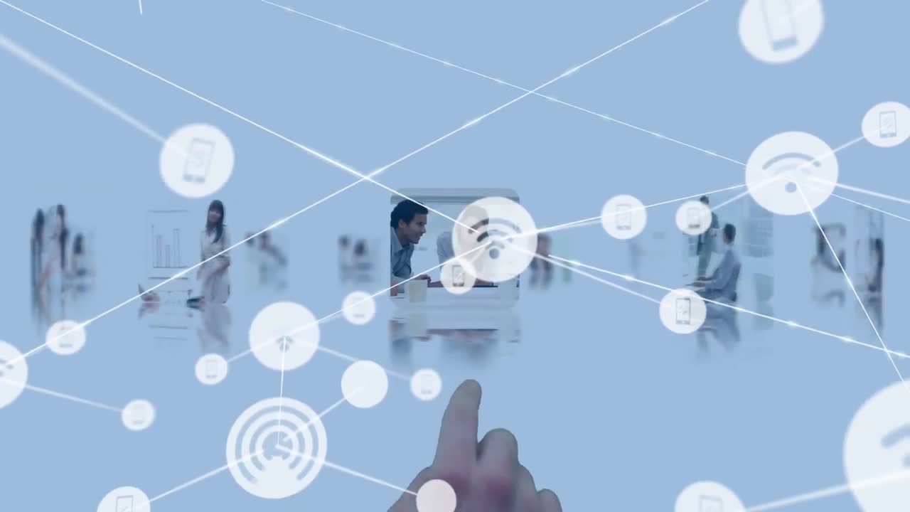 다양한 사업가들이 사무실 데이터 처리에 대해 논의하는 손으로 만지는 화면의 애니메이션