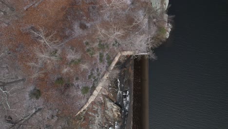 вид сверху вниз на водохранилище зимой на закате солнца