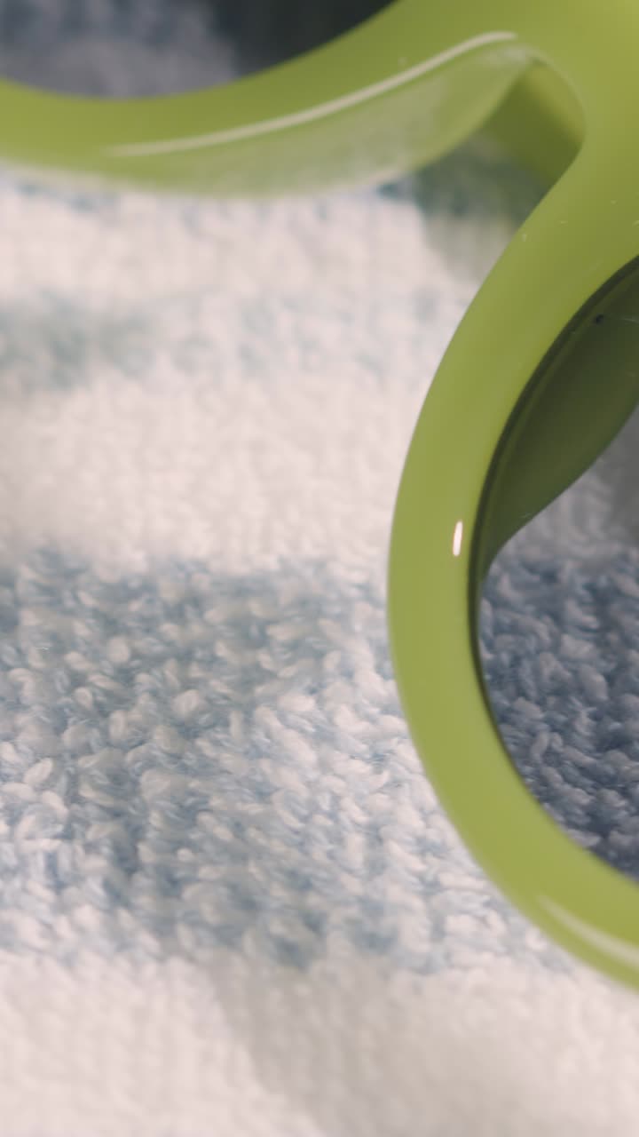 해변 수건에 녹색 선글라스의 수직 여름 휴가 개념