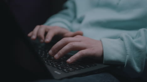 persona escribiendo en una computadora portátil
