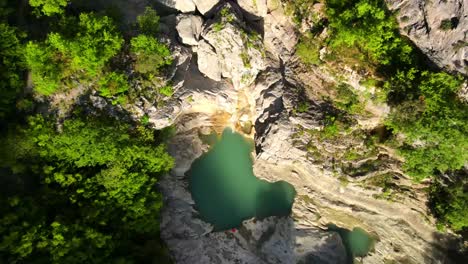 luftdrohnenkopfaufnahme der albanischen schlucht „syri i ciklopit“.