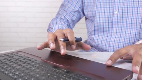 persona que trabaja en una computadora portátil