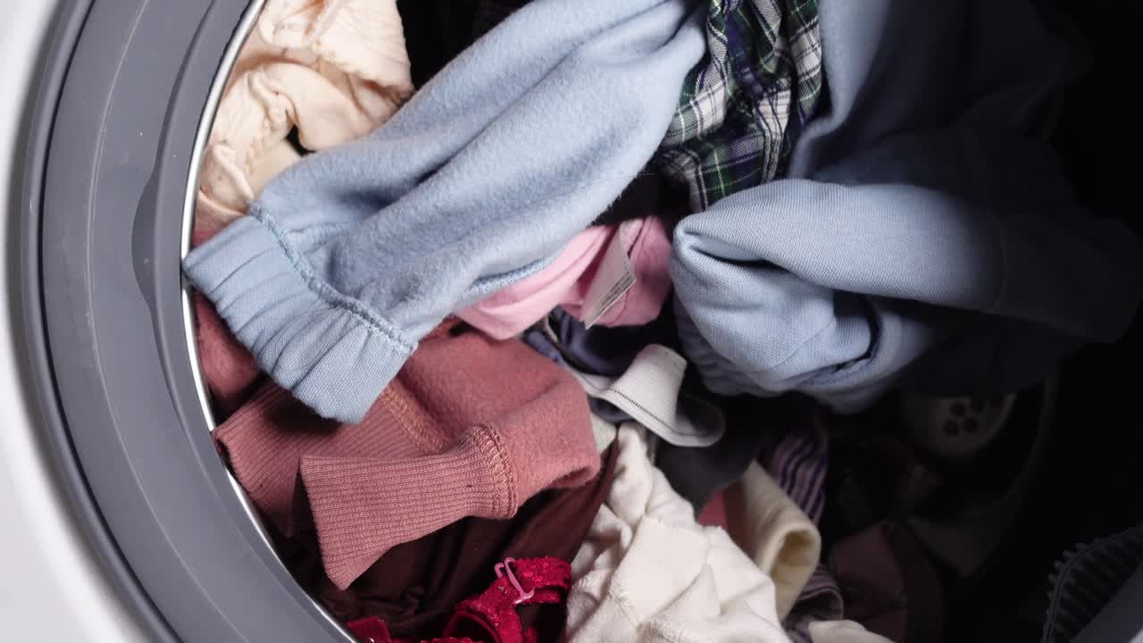 세탁기 에 있는 옷