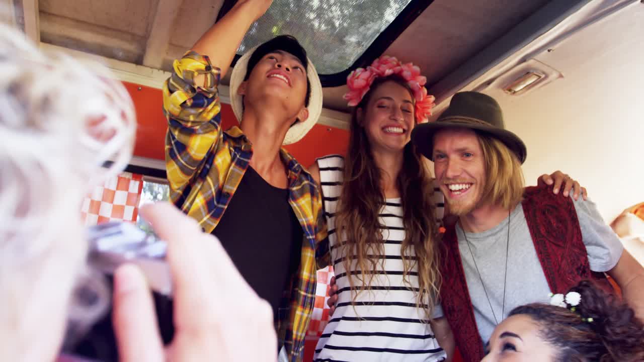 hombre fotografiando amigos con cámara vintage 4k