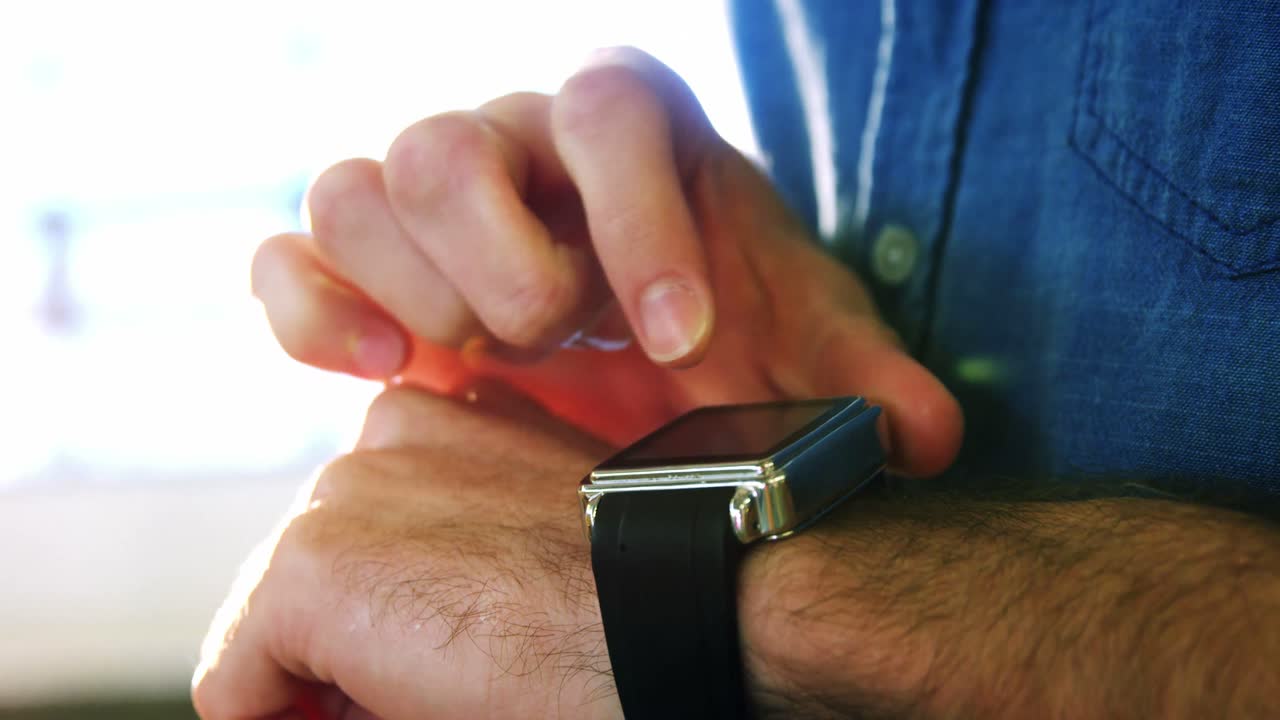 ejecutivo de negocios ajustando un reloj inteligente