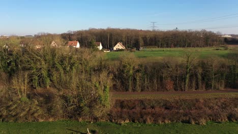 Radfahren-Auf-Der-Grünen-Straße-Der-Normandie-An-Einem-Sonnigen-Tag