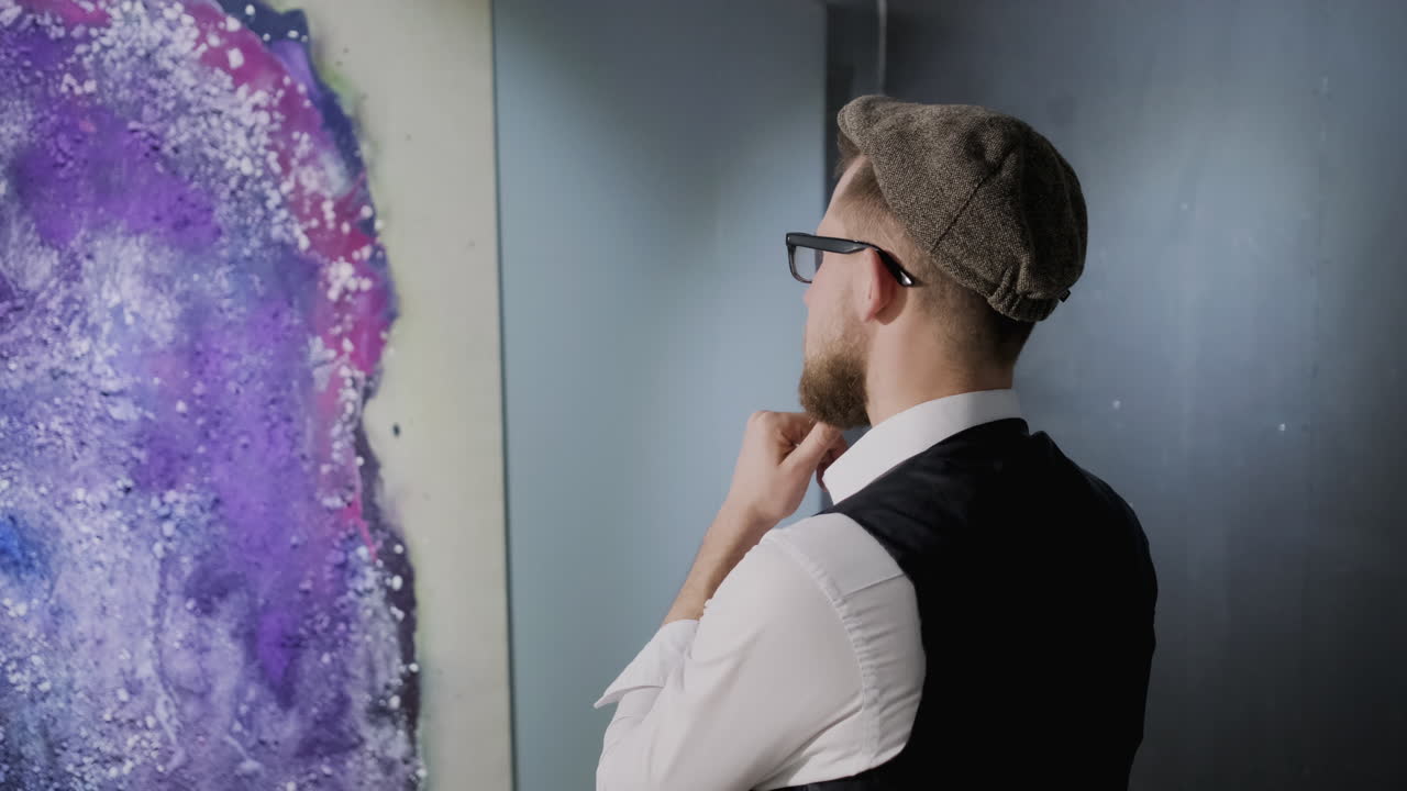 추상 예술을 보는 남자