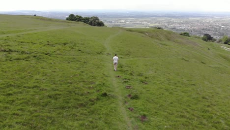 Drohnenclip,-Der-Einem-Mann-Folgt,-Der-In-Den-Cotswolds-Spaziert