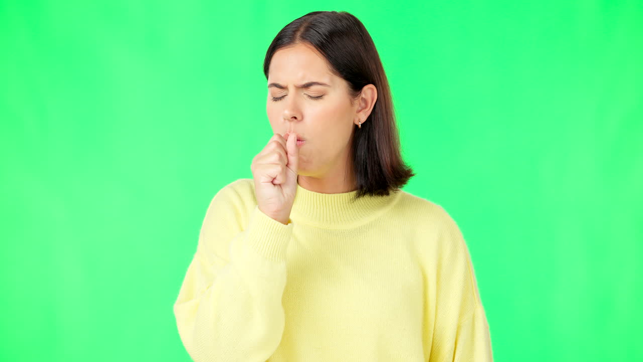 Donna malata, che tossisce e con influenza su schermo verde